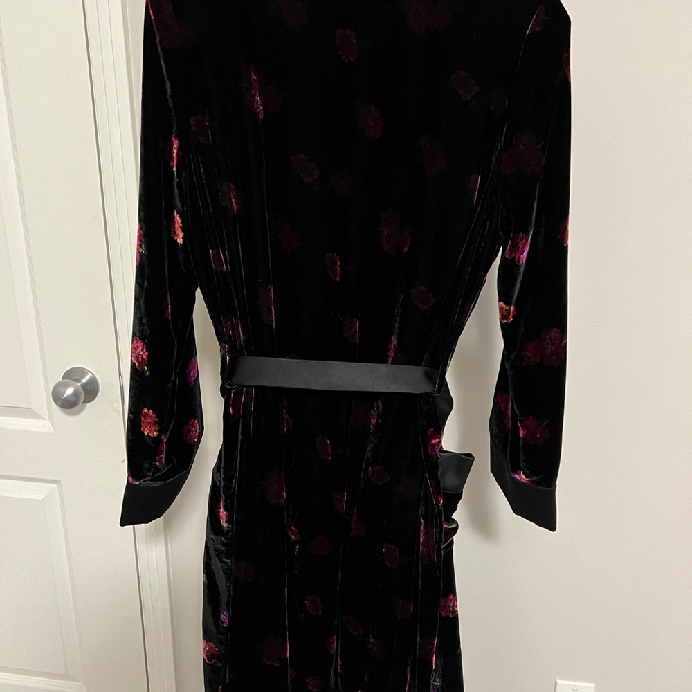 Victoria’s Secret Velvet Floral Robe - Picture 3 of 4